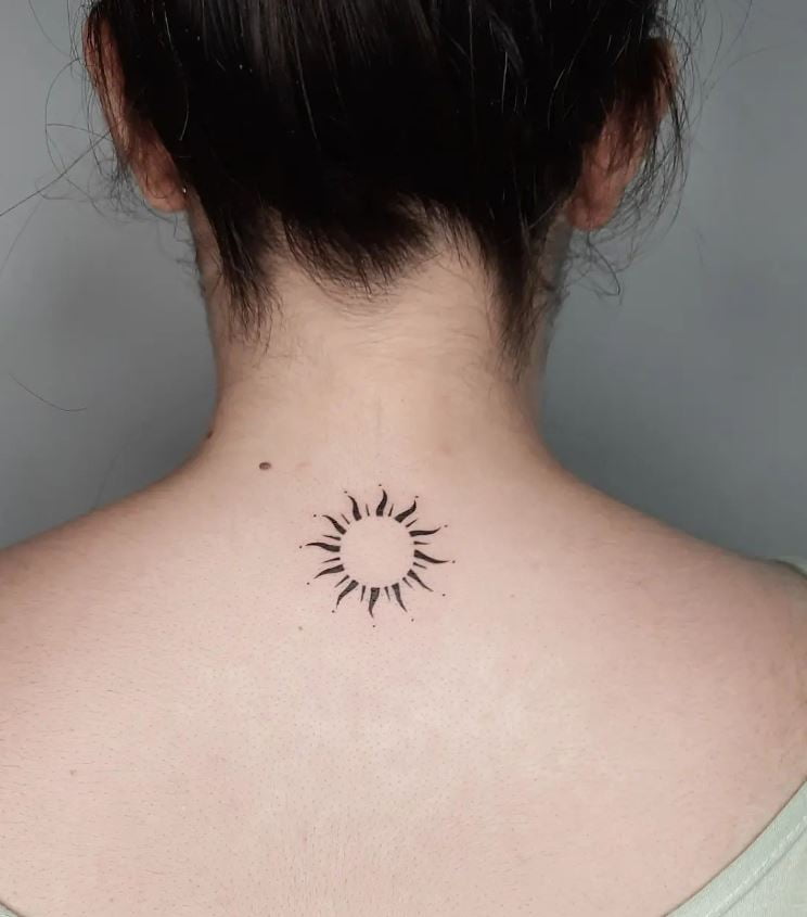 Tatouage Mini Soleil Sur Le Dos 