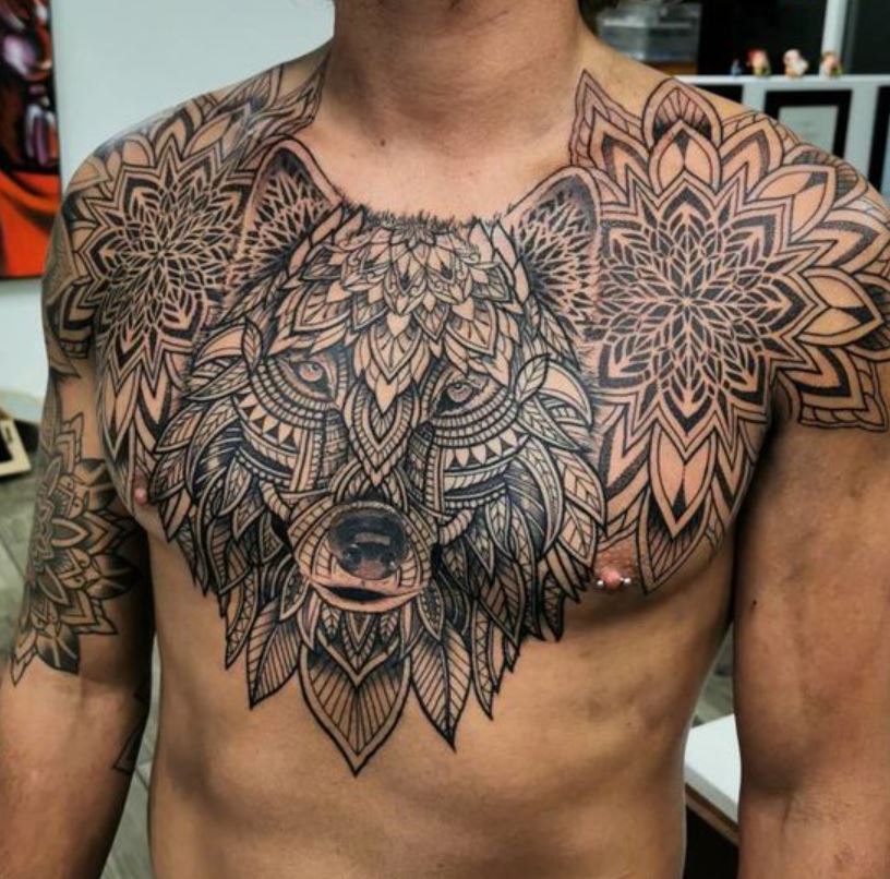 Tatouage De Loup Ornemental Sur Le Torse