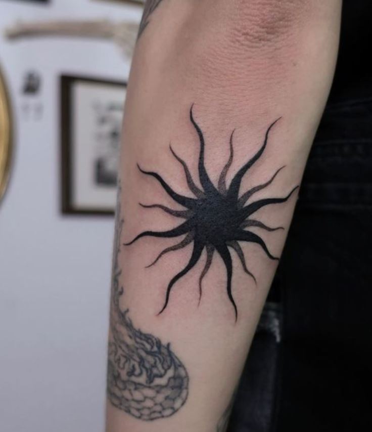 Tatouage Soleil Noir Et Gris