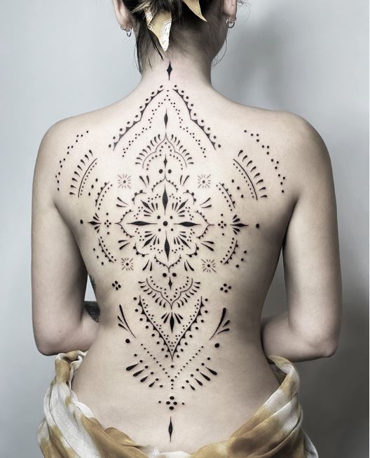 tatouage ornemental Dotwork Avec Pendentifs 