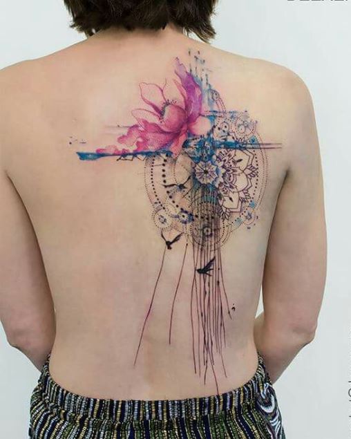 tatouage graphique Fleur dans le dos femme