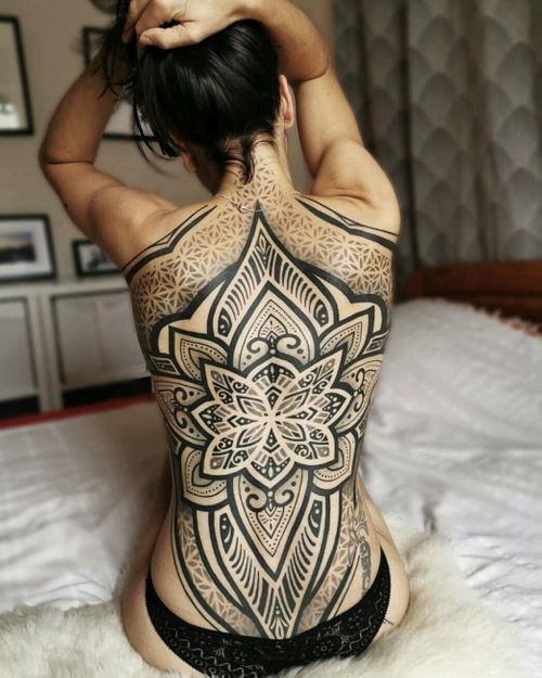 tatouage ornemental Grand Mandala Avec Bandes Noires 
