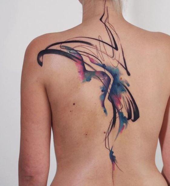 tatouage graphique Fumée Noire dans le dos femme
