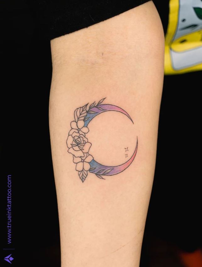 Tatouage Lune Colorée Et Fleurs
