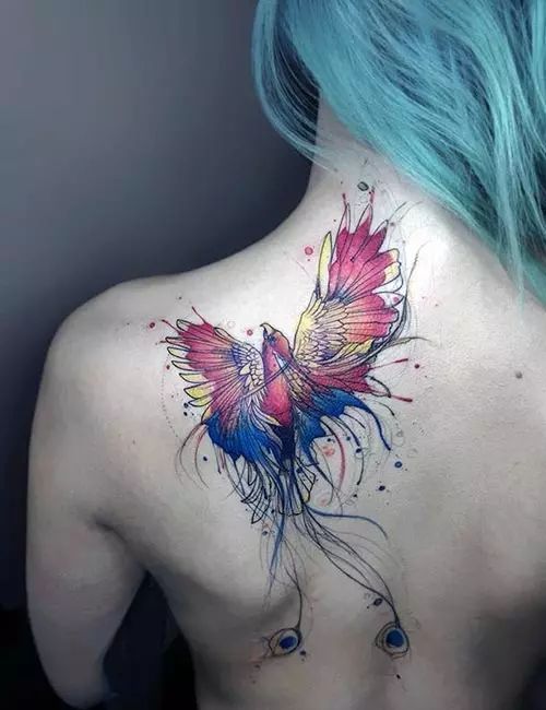 tatouage graphique Oiseau dans le dos femme