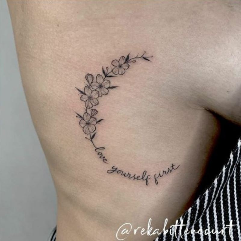 Tatouage Croissant De Lune Florale Et écriture