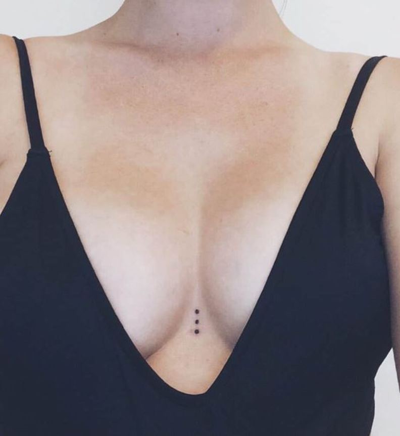 Tatouage Femme Minimaliste Dots Sur Le Sternum 