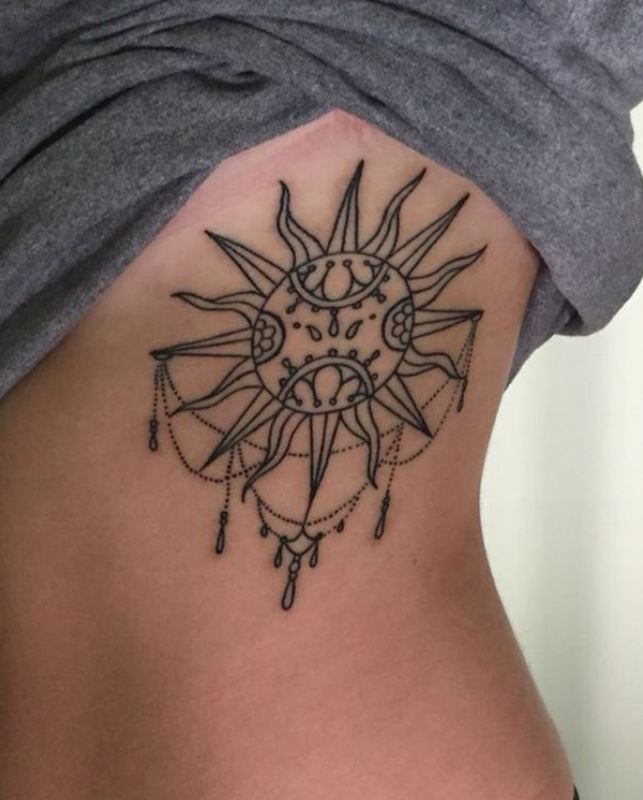 Tatouage Soleil Stylisé à Bijoux 