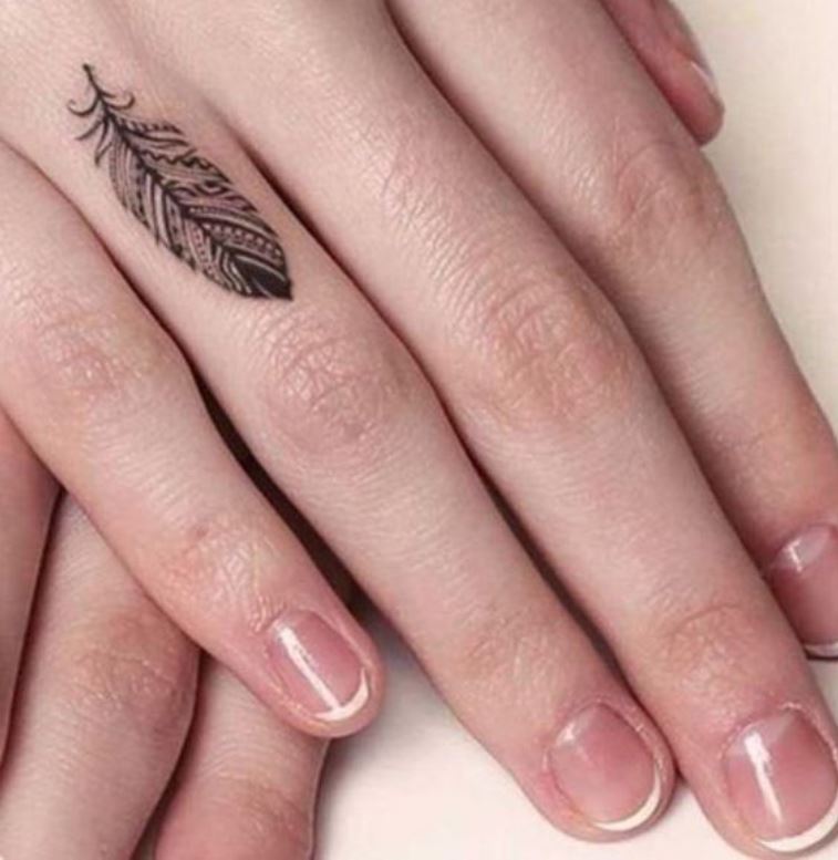 Tatouage Femme Minimaliste Plume Sur Le Doigt 