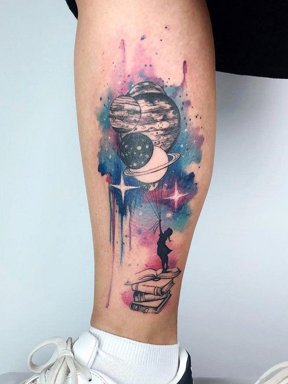 tatouage graphique Fille & Planètes & Livre sur la jambe