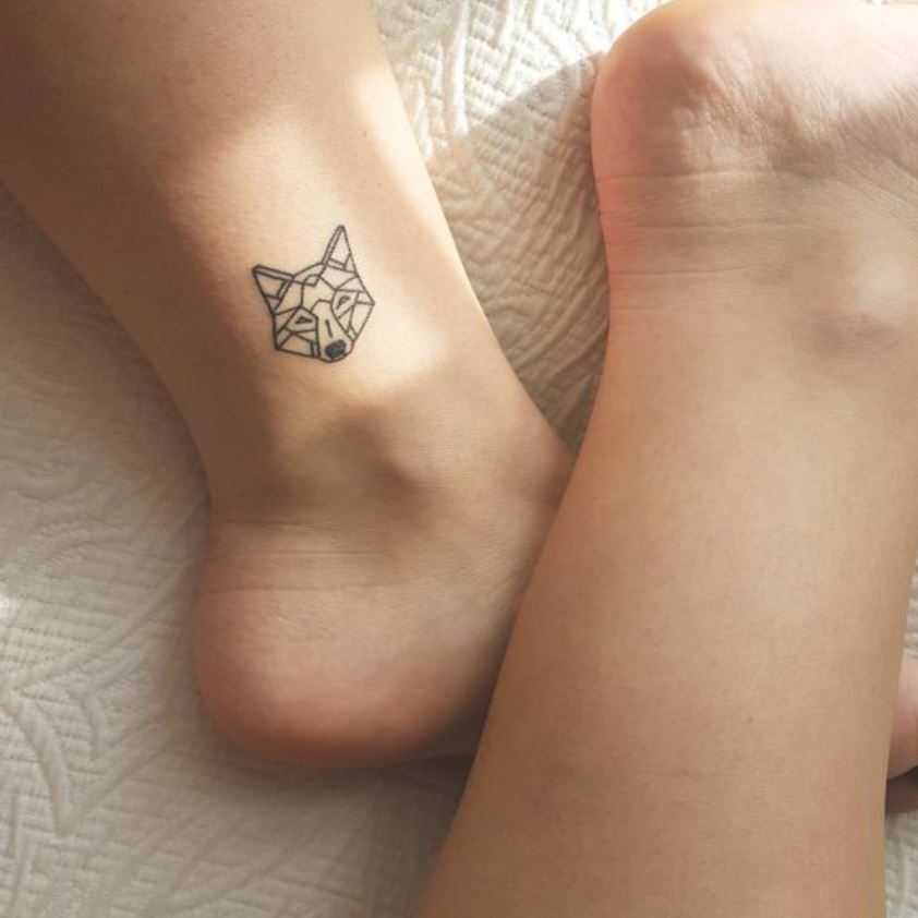 Tatouage De Loup Géométrique Minimaliste Sur La Cheville 