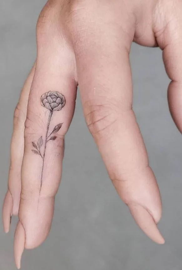 Tatouage Pivoine Minimaliste Sur Le Doigt