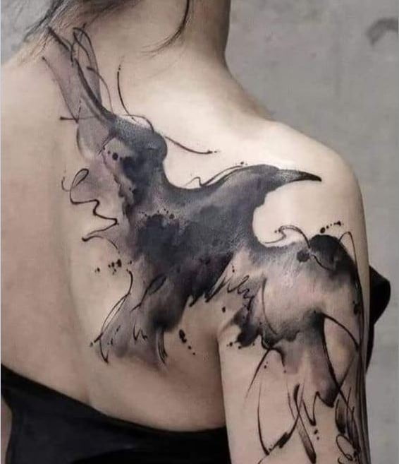 tatouage graphique Corbeau sur l'epaule femme