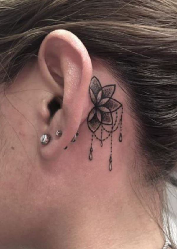  Tatouage Femme Minimaliste Mandala Derrière L'oreille 