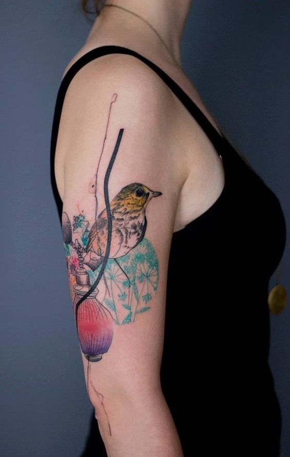 tatouage graphique Oiseau Jaune sur le bras femme