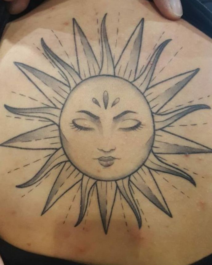 Tatouage Dame Soleil Géante Sur Le Dos 