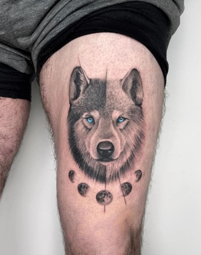 Tatouage De Loup Aux Yeux Bleus