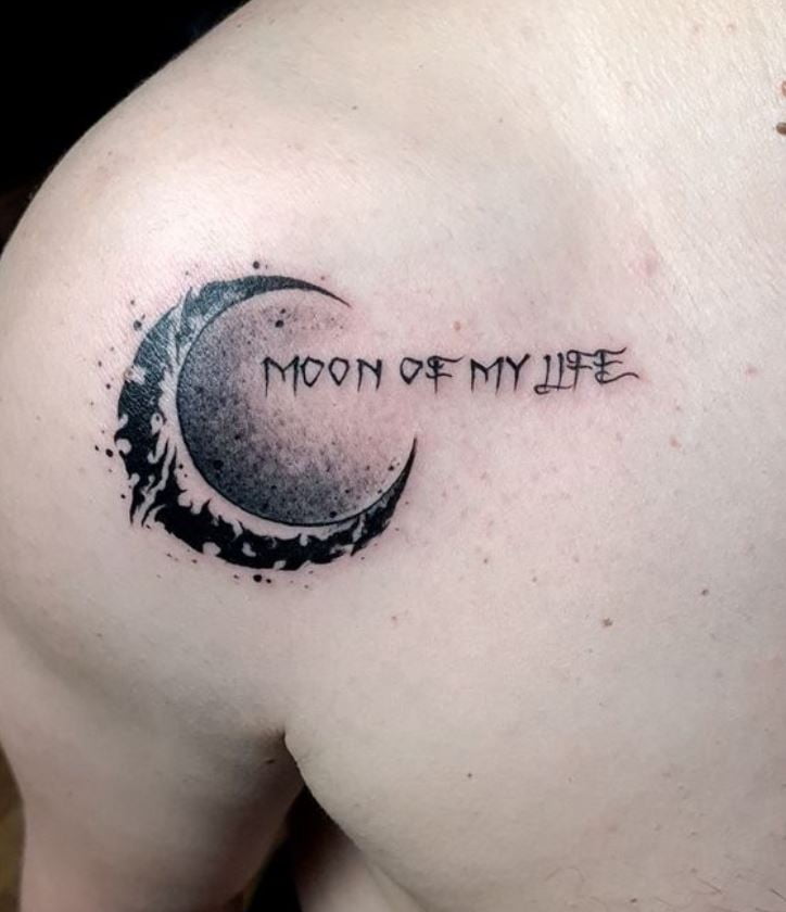 Tatouage Lune Et écriture Sur L'épaule