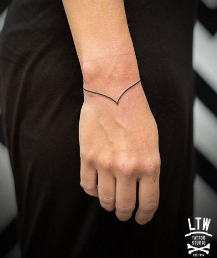 Tatouage Femme Minimaliste Bracelet Fin Sur Le Poignet 