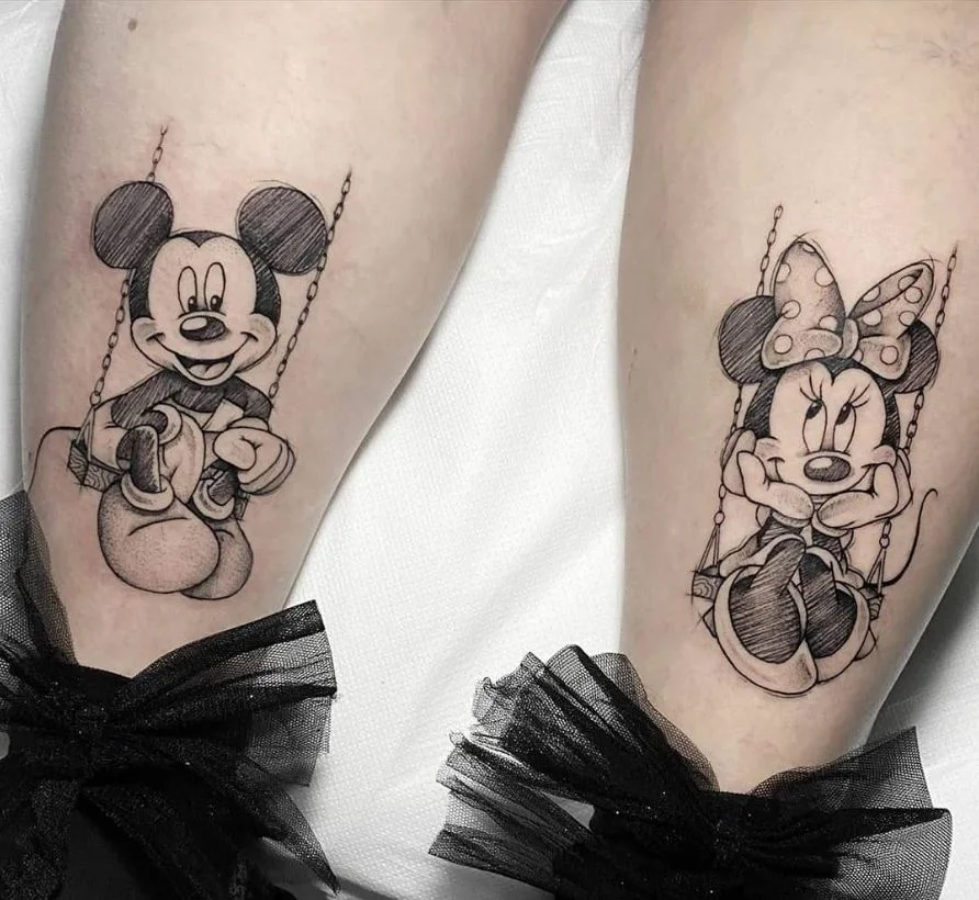 Tatouage Disney Mickey Et Minnie Sur Une Balançoire 