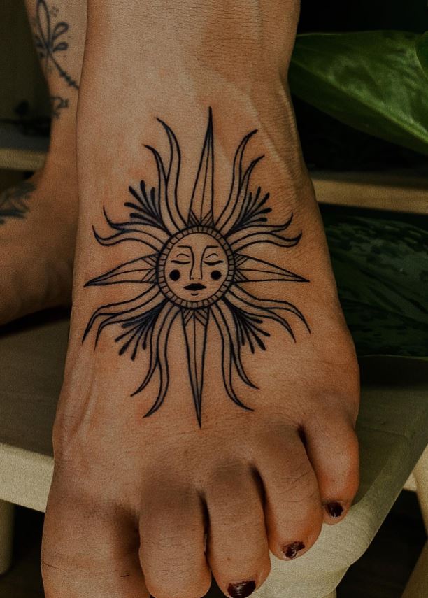 Tatouage Soleil Aux Rayons Stylisés 