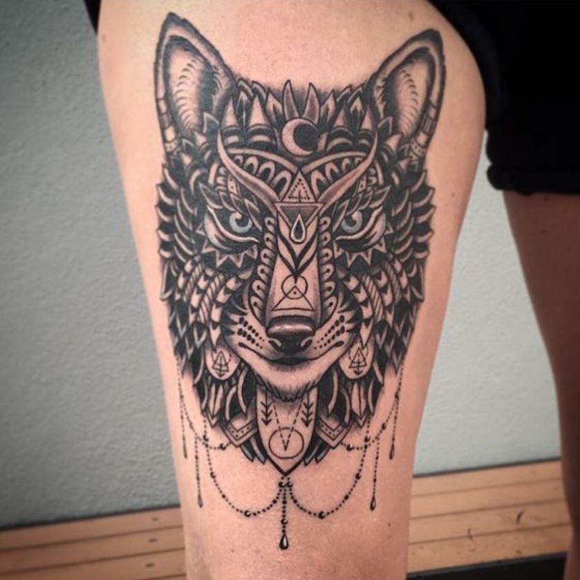 Tatouage De Tête De Loup à Bijoux Sur La Cuisse