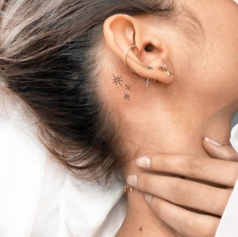 Tatouage Femme Minimaliste Trio D'étoiles Derrière L'oreille 