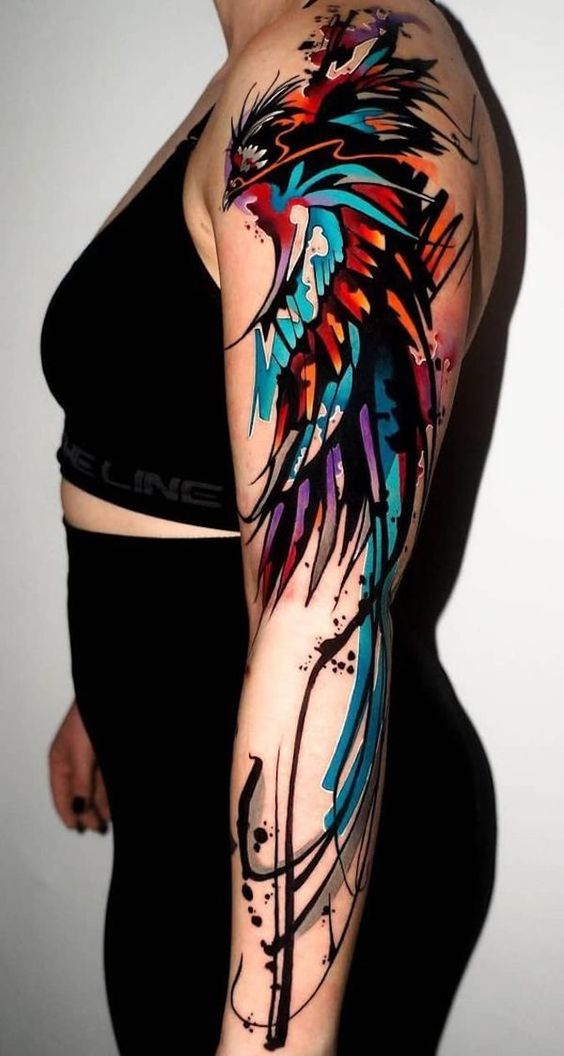 tatouage graphique Phoenix sur le bras femme
