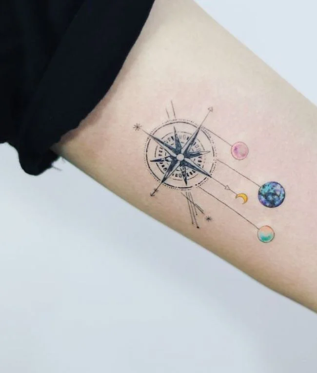 Tatouage Minimaliste Boussole Cosmique