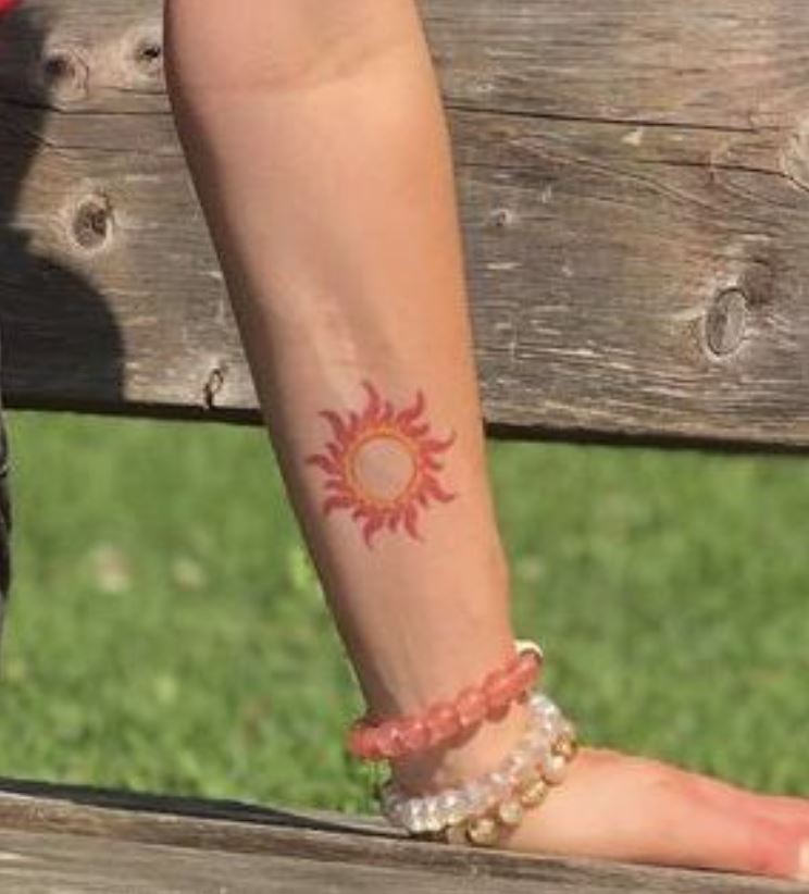 Tatouage Minimaliste Soleil Rouge Et Jaune