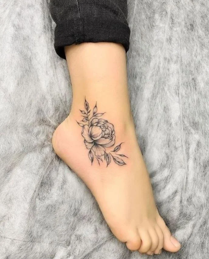 Tatouage Pivoine Minimaliste Sur La Cheville