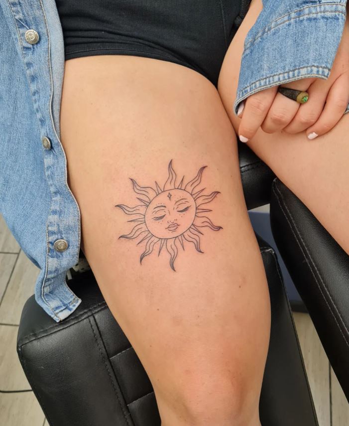 Tatouage Soleil à Visage Sur La Cuisse 