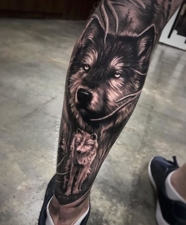 Tatouage Tête Et Marche De Loup Sur Le Mollet