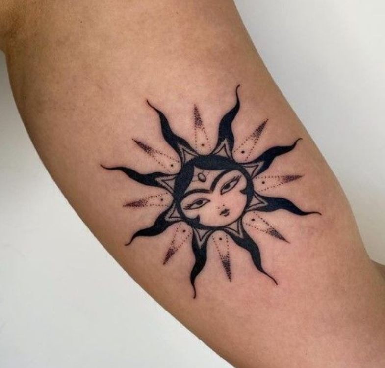 Tatouage Dame Soleil Et Bijou Frontal