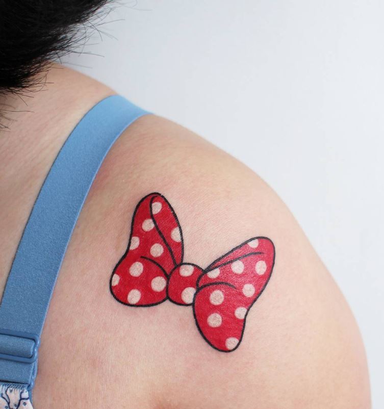 Tatouage Disney Noeud De Minnie Sur L'épaule 