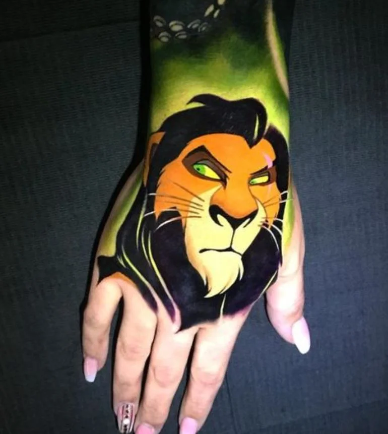 Tatouage Disney Méchant Scar Sur La Main