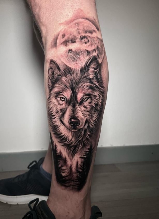  Tatouage De Loup Et Pleine Lune Sur La Jambe