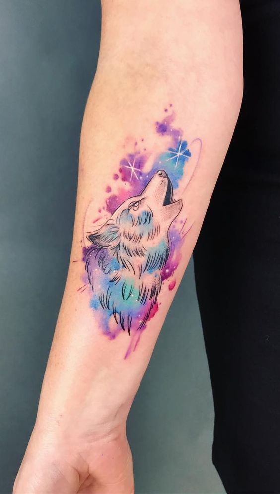 tatouage graphique Loup sur le bras femme