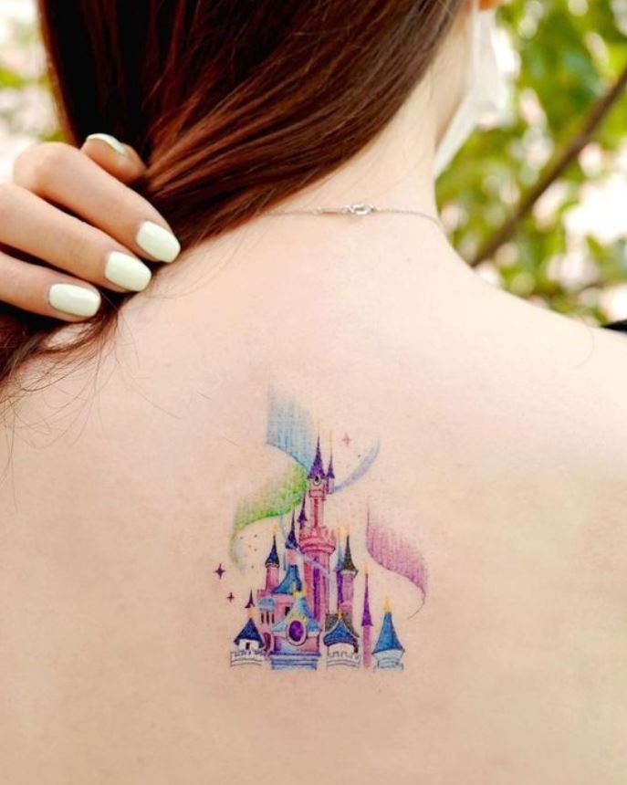 Tatouage Disney Chateau Couleur Sur Le Dos 