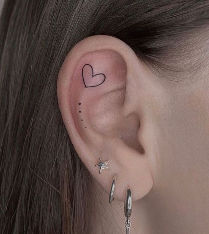 Tatouage Femme Minimaliste Coeur Et Points Sur L'oreille 