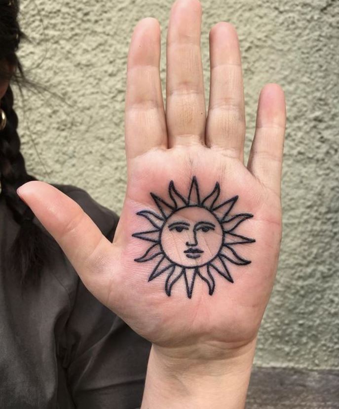 Tatouage Soleil Sur La Paume De La Main 