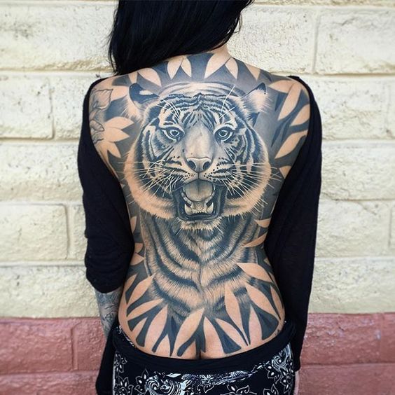 tatouage réaliste Tigre Et Feuilles 