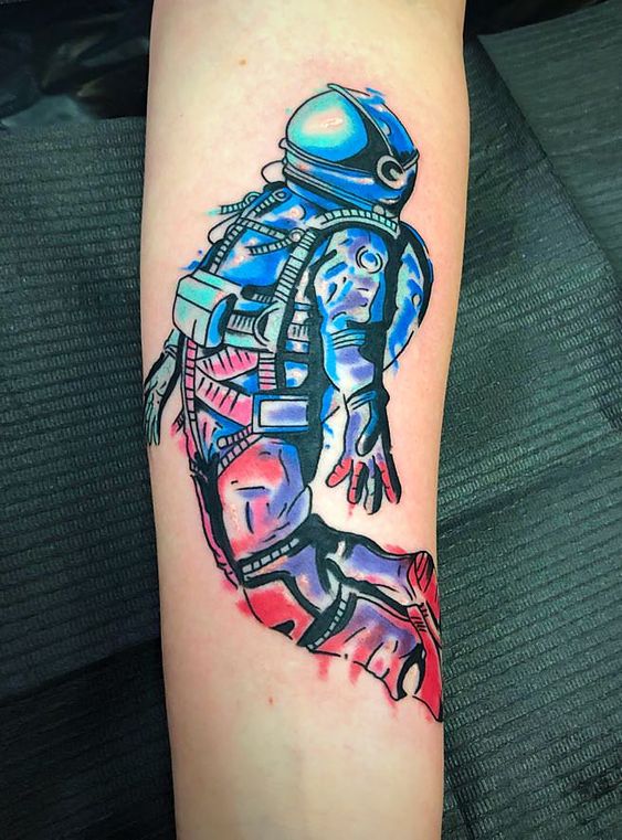  tatouage graphique Astronaute sur le bras femme