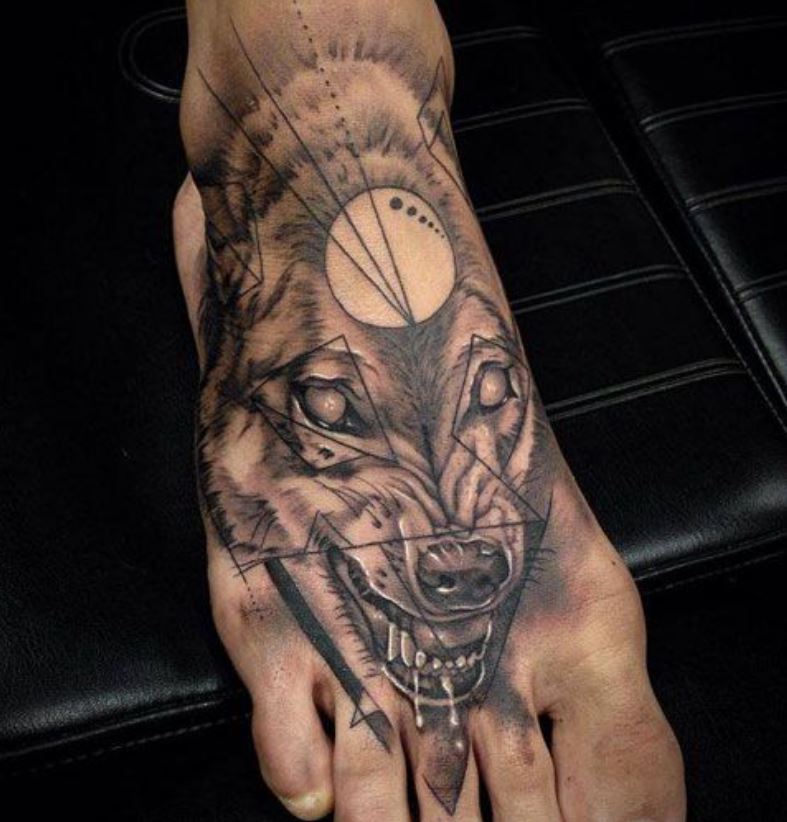  Tatouage De Loup Avec Lune Frontale Sur Le Pied