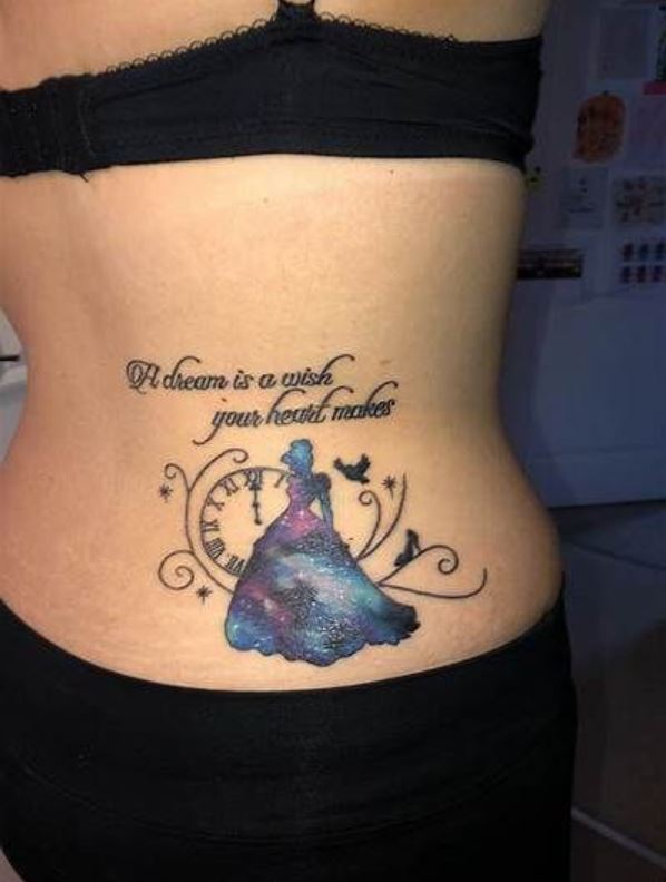 Tatouage Disney Cendrillon Horloge Et Phrase Sur Le Bas Du Dos 