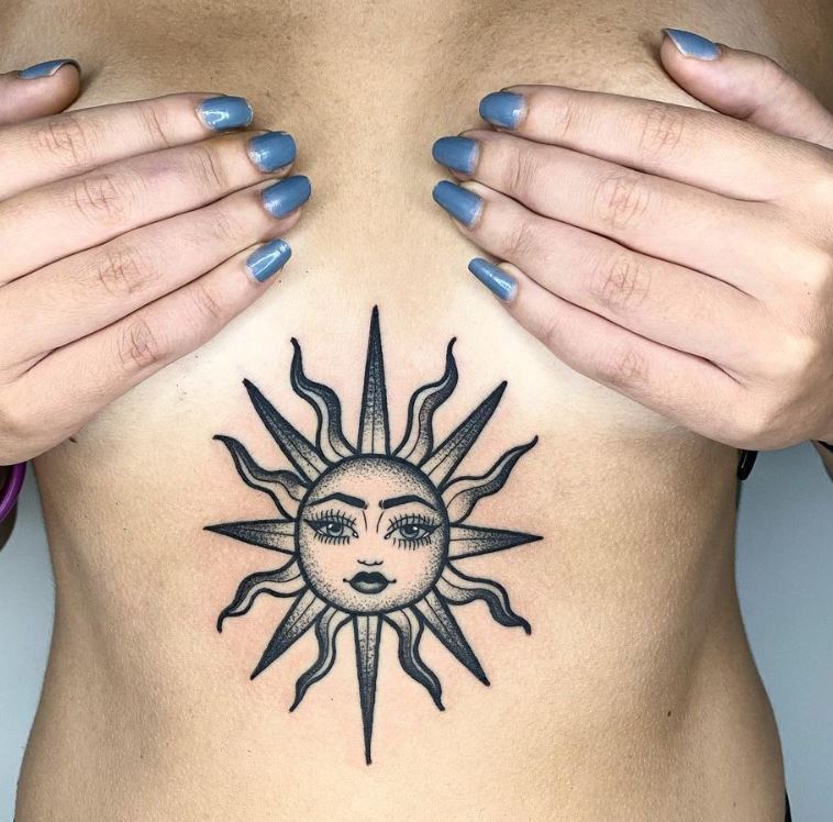  Tatouage Soleil à Visage De Femme Sur Le Sternum 