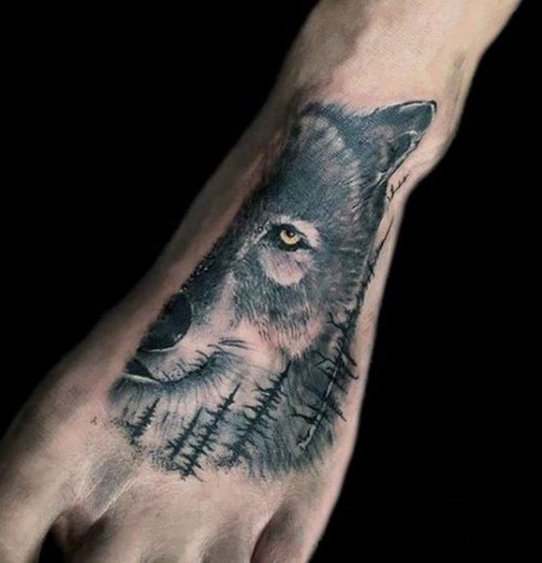 Tatouage Demi Tête De Loup Sur Le Pied