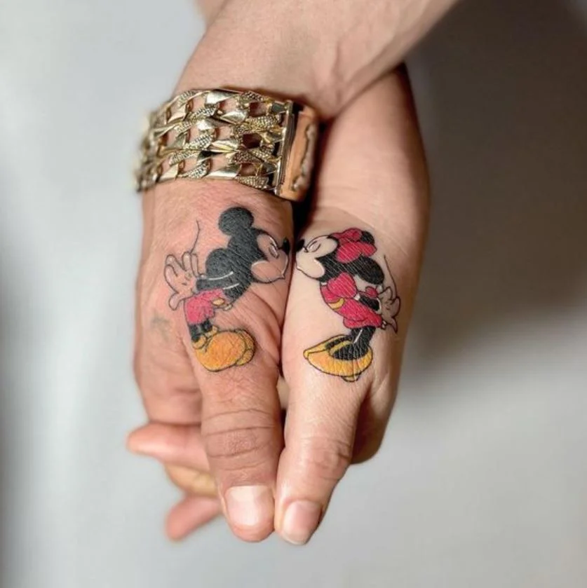 Tatouage Disney Mickey Et Minnie Sur Les Doigts