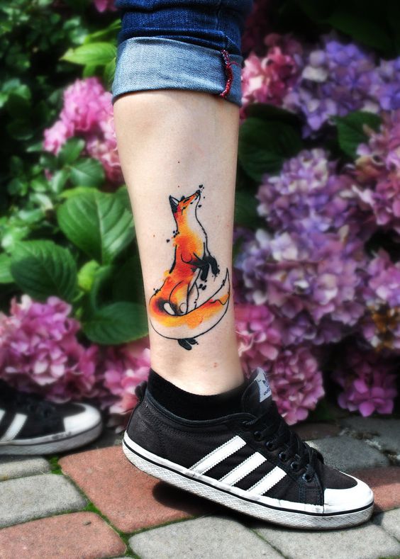 tatouage graphique Renard Minimaliste sur la cheville femme