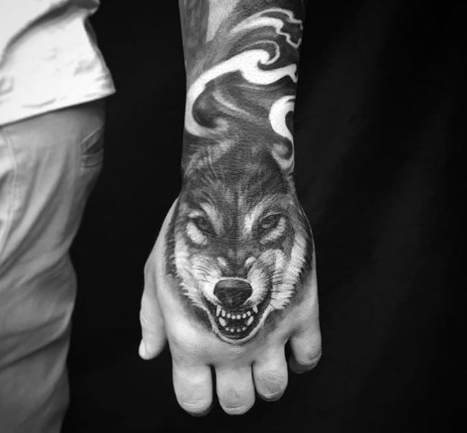  Tatouage Tête De Loup Sur La Main